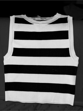 🖤🤍 Zara Black & White Striped Knit Sweater Tank Top. Size Small